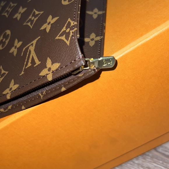 Louis Vuitton toiletry 26 in monogram - Picture 5 of 10